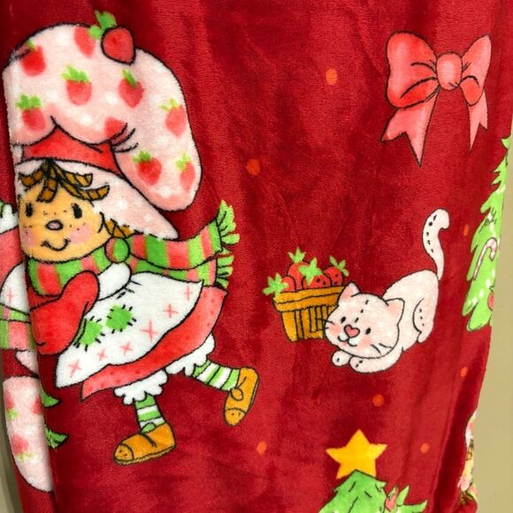 WildBrain The World of Strawberry Shortcake Red Christmas Tree Blanket NWT 50x70 - Picture 4 of 4